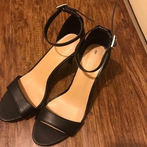 TIME AND TRU LEATHER BLACK  STRAP HEELS